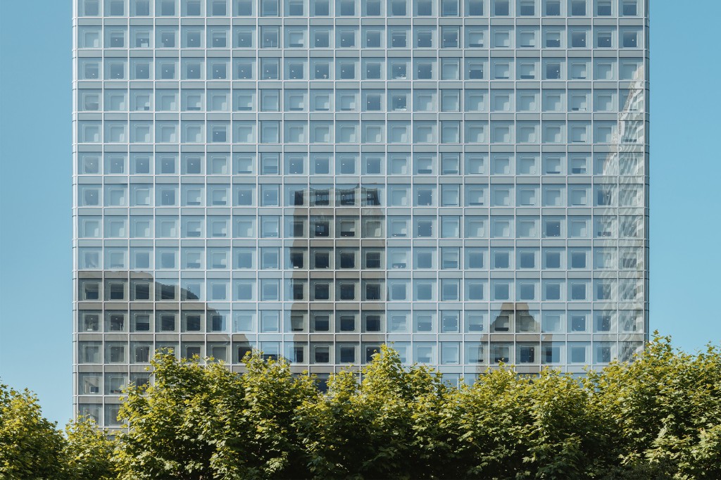 Métamorphose de la tour Ariane, Nouvelle AOM metamorphose-tour-ariane-chapeau6