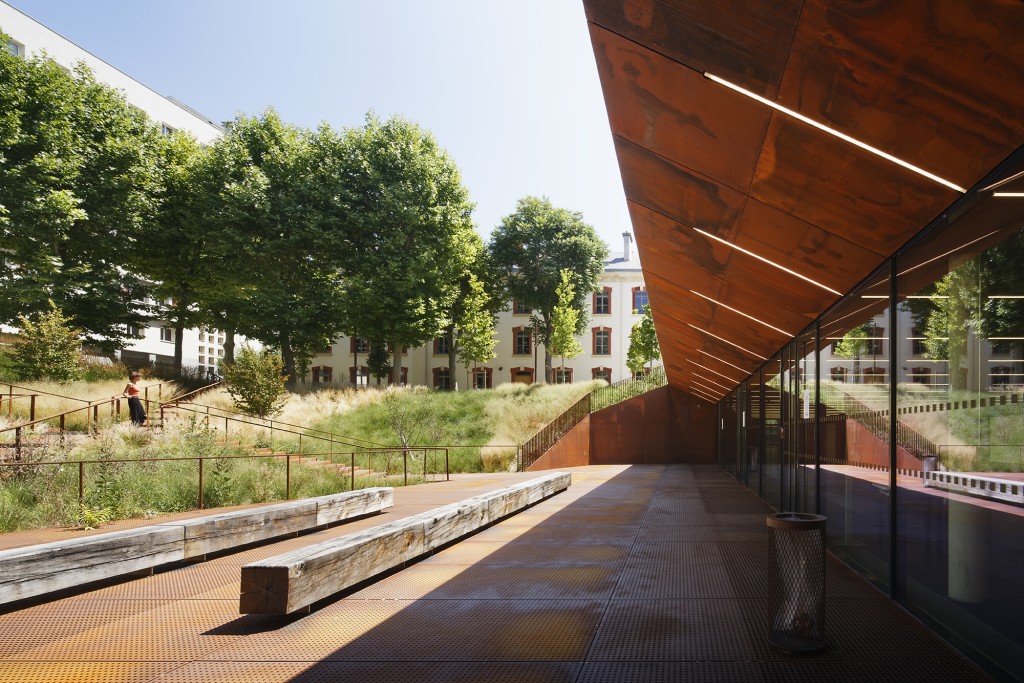 University of Law Paris I universite-droit-caserne-lourcine-chapeau